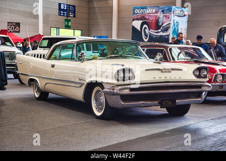 FRIEDRICHSHAFEN - Mai 2019: Weiße DESOTO ADVENTURER 1957 Motorworld Klassiker am Bodensee am 11. Mai 2019 in Friedrichshafen. Stockfoto