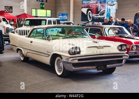 FRIEDRICHSHAFEN - Mai 2019: Weiße DESOTO ADVENTURER 1957 Motorworld Klassiker am Bodensee am 11. Mai 2019 in Friedrichshafen. Stockfoto