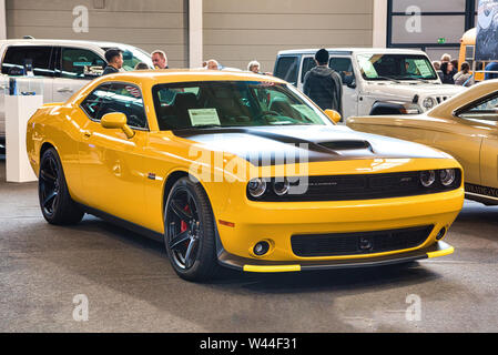 FRIEDRICHSHAFEN - Mai 2019: gelb schwarz Dodge Challenger SRT-8 2008 bei motorworld Klassiker Bodensee am 11. Mai 2019 in Friedrichshafen. Stockfoto