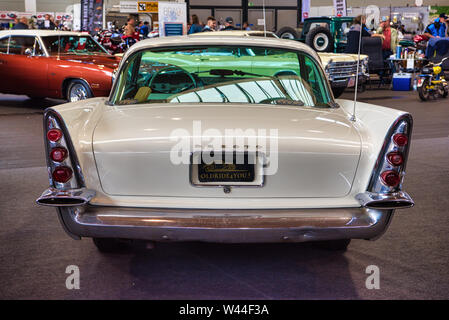 FRIEDRICHSHAFEN - Mai 2019: Weiße DESOTO ADVENTURER 1957 Motorworld Klassiker am Bodensee am 11. Mai 2019 in Friedrichshafen. Stockfoto