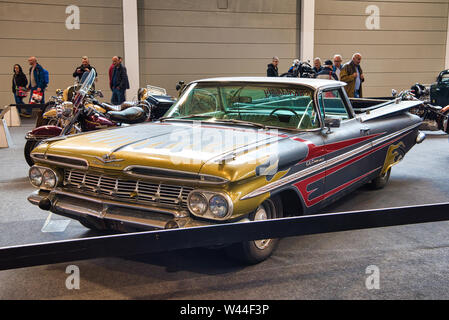 FRIEDRICHSHAFEN - Mai 2019: Schwarz gelb Rot CHEVROLET EL CAMINO 1959 an motorworld Klassiker Bodensee am 11. Mai 2019 in Friedrichshafen. Stockfoto