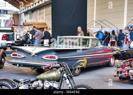 FRIEDRICHSHAFEN - Mai 2019: Schwarz gelb Rot CHEVROLET EL CAMINO 1959 an motorworld Klassiker Bodensee am 11. Mai 2019 in Friedrichshafen. Stockfoto