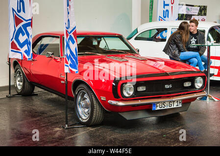 FRIEDRICHSHAFEN - Mai 2019: Roter CHEVROLET Camaro SS SUPER SPORT 1967 coupé Motorworld Klassiker am Bodensee am 11. Mai 2019 in Friedrichshafen, Deutschland Stockfoto