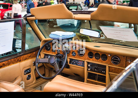 FRIEDRICHSHAFEN - Mai 2019: beige Innenraum ROLLS-ROYCE CORNICHE 2 II 1986 Cabrio Motorworld Klassiker am Bodensee am 11. Mai 2019 in Friedrichshafen, G Stockfoto