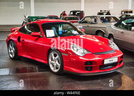 FRIEDRICHSHAFEN - Mai 2019: rot PORSCHE 911 996 Turbo Coupé 2000 Motorworld Klassiker Bodensee am 11. Mai 2019 in Friedrichshafen. Stockfoto