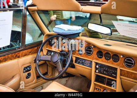 FRIEDRICHSHAFEN - Mai 2019: beige Innenraum ROLLS-ROYCE CORNICHE 2 II 1986 Cabrio Motorworld Klassiker am Bodensee am 11. Mai 2019 in Friedrichshafen, G Stockfoto