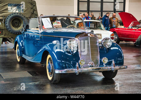 FRIEDRICHSHAFEN - Mai 2019: blau MERCEDES-BENZ 170 W136 1950 Cabrio Motorworld Klassiker am Bodensee am 11. Mai 2019 in Friedrichshafen. Stockfoto