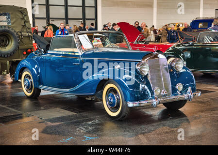 FRIEDRICHSHAFEN - Mai 2019: blau MERCEDES-BENZ 170 W136 1950 Cabrio Motorworld Klassiker am Bodensee am 11. Mai 2019 in Friedrichshafen. Stockfoto