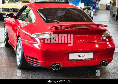 FRIEDRICHSHAFEN - Mai 2019: rot PORSCHE 911 996 Turbo Coupé 2000 Motorworld Klassiker Bodensee am 11. Mai 2019 in Friedrichshafen. Stockfoto