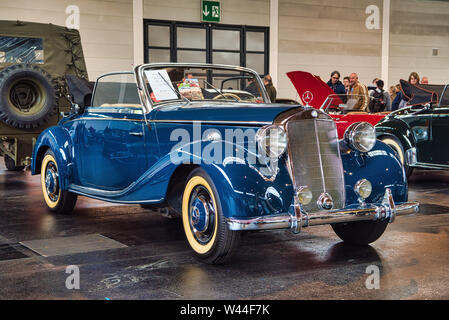 FRIEDRICHSHAFEN - Mai 2019: blau MERCEDES-BENZ 170 W136 1950 Cabrio Motorworld Klassiker am Bodensee am 11. Mai 2019 in Friedrichshafen. Stockfoto