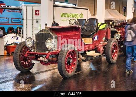 FRIEDRICHSHAFEN - Mai 2019: rot LANCIA GAMMA 20 HP TIPO 55 1910 Cabrio Motorworld Klassiker am Bodensee am 11. Mai 2019 in Friedrichshafen. Stockfoto