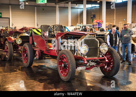 FRIEDRICHSHAFEN - Mai 2019: rot LANCIA GAMMA 20 HP TIPO 55 1910 Cabrio Motorworld Klassiker am Bodensee am 11. Mai 2019 in Friedrichshafen. Stockfoto