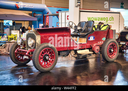 FRIEDRICHSHAFEN - Mai 2019: rot LANCIA GAMMA 20 HP TIPO 55 1910 Cabrio Motorworld Klassiker am Bodensee am 11. Mai 2019 in Friedrichshafen. Stockfoto