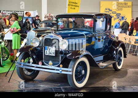 FRIEDRICHSHAFEN - Mai 2019: dark blue FORD MODELL A COUPé 1930 Motorworld Klassiker Bodensee am 11. Mai 2019 in Friedrichshafen. Stockfoto