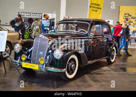 FRIEDRICHSHAFEN - Mai 2019: schwarze MERCEDES-BENZ 220 W187 1953 coupé Motorworld Klassiker am Bodensee am 11. Mai 2019 in Friedrichshafen. Stockfoto