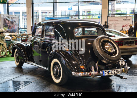 FRIEDRICHSHAFEN - Mai 2019: schwarze MERCEDES-BENZ 220 W187 1953 coupé Motorworld Klassiker am Bodensee am 11. Mai 2019 in Friedrichshafen. Stockfoto