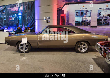 FRIEDRICHSHAFEN - Mai 2019: Golden Sand DODGE CHARGER 2 1968 bei motorworld Klassiker Bodensee am 11. Mai 2019 in Friedrichshafen. Stockfoto