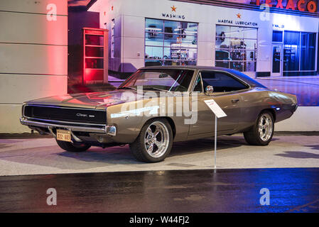 FRIEDRICHSHAFEN - Mai 2019: Golden Sand DODGE CHARGER 2 1968 bei motorworld Klassiker Bodensee am 11. Mai 2019 in Friedrichshafen. Stockfoto