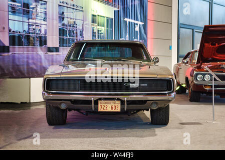 FRIEDRICHSHAFEN - Mai 2019: Golden Sand DODGE CHARGER 2 1968 bei motorworld Klassiker Bodensee am 11. Mai 2019 in Friedrichshafen. Stockfoto