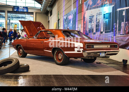FRIEDRICHSHAFEN - Mai 2019: rot orange DODGE SUPER BEE 1970 an motorworld Klassiker Bodensee am 11. Mai 2019 in Friedrichshafen. Stockfoto