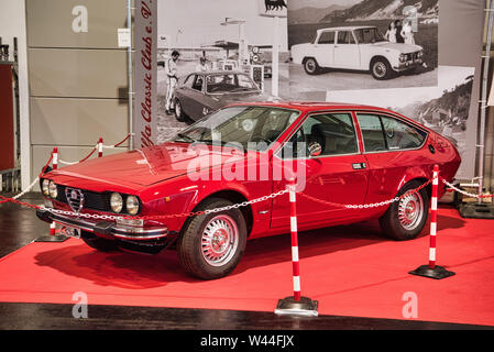 FRIEDRICHSHAFEN - Mai 2019: rote Alfa Romeo Alfetta GT TYP 116 1972 bei motorworld Klassiker Bodensee am 11. Mai 2019 in Friedrichshafen. Stockfoto