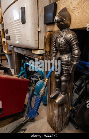 Eine Detailansicht aus einem Metall Skulptur Soldat Abbildung zur Speicherung der Schlauch vom Kompressor Maschine verwendet. Humorvoll Objekt mit Schlauch im Beckenbereich. Stockfoto
