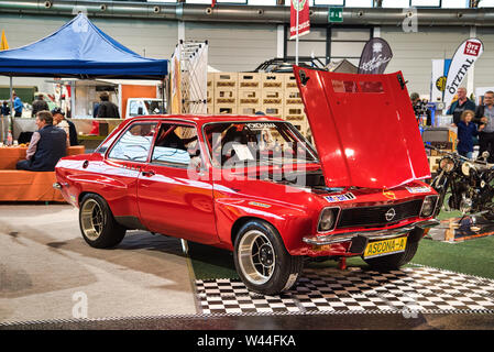 FRIEDRICHSHAFEN - Mai 2019: rote Alfa Romeo Alfetta GT TYP 116 1972 bei motorworld Klassiker Bodensee am 11. Mai 2019 in Friedrichshafen. Stockfoto