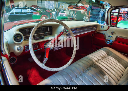 FRIEDRICHSHAFEN - Mai 2019: weiße Lederausstattung von CADILLAC DE VILLE 1959 coupé Motorworld Klassiker am Bodensee am 11. Mai 2019 in Friedrichshafen Stockfoto