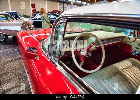 FRIEDRICHSHAFEN - Mai 2019: weiße Lederausstattung von CADILLAC DE VILLE 1959 coupé Motorworld Klassiker am Bodensee am 11. Mai 2019 in Friedrichshafen Stockfoto