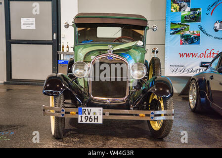 FRIEDRICHSHAFEN - Mai 2019: Grüne FORD MODELL A 1927 Motorworld Klassiker am Bodensee am 11. Mai 2019 in Friedrichshafen. Stockfoto