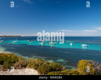 Boote in kristallklarem Wasser, Rottnest Island Stockfoto