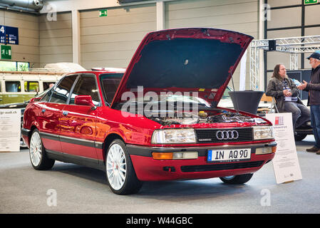 FRIEDRICHSHAFEN - Mai 2019: roter Audi 90 Quattro 20V TYP 89 1988 Limousine Motorworld Klassiker am Bodensee am 11. Mai 2019 in Friedrichshafen. Stockfoto