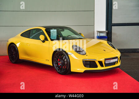 FRIEDRICHSHAFEN - Mai 2019: gelbe PORSCHE 911 991 Carrera GTS Coupé 2014 Motorworld Klassiker Bodensee am 11. Mai 2019 in Friedrichshafen. Stockfoto