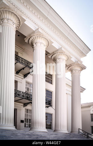 Nahaufnahme eines Eingang zu den griechischen Revival Alabama State Capitol Building, mit Säulen und dekorative Bügeleisen Balkone in Montgomery, AL Stockfoto