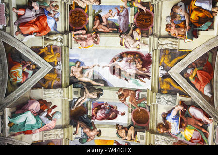 Teil der Schöpfung von Adam von Michelangelo an der Decke der Sixtinischen Kapelle im Vatikan Stockfoto