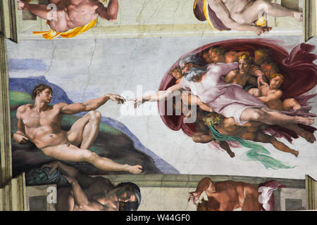 Teil von Michelangelos die Erschaffung von Adam an der Decke der Sixtinischen Kapelle im Vatikan Stockfoto