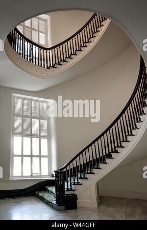 Schöne freitragende Wendeltreppe im Inneren des historischen Alabama State Capitol Building in Montgomery, AL, USA Stockfoto