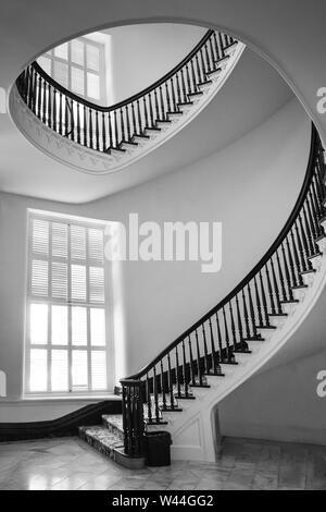 Schöne freitragende Wendeltreppe im Inneren des historischen Alabama State Capitol Building in Montgomery, AL, USA in Schwarz und Weiß Stockfoto