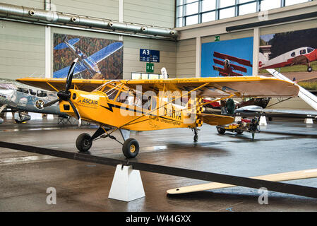 FRIEDRICHSHAFEN - Mai 2019: gelbe Ebene Piper J3 Cub Motorworld Klassiker am Bodensee am 11. Mai 2019 in Friedrichshafen. Stockfoto