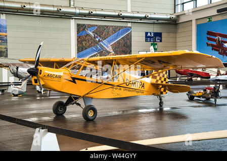 FRIEDRICHSHAFEN - Mai 2019: gelbe Ebene Piper J3 Cub Motorworld Klassiker am Bodensee am 11. Mai 2019 in Friedrichshafen. Stockfoto