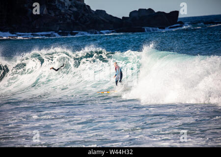 Australische männliche Surfer im Avalon Beach in Sydney reitet die Welle, Australien Stockfoto