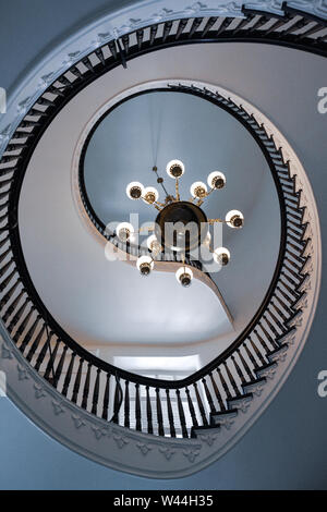 Blick auf eine Schöne freitragende Wendeltreppe mit einem chandlier innerhalb der historischen Alabama State Capitol Building in Montgomery, AL, USA Stockfoto