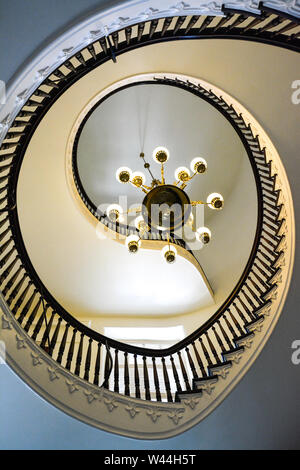 Blick auf eine Schöne freitragende Wendeltreppe mit einem chandlier innerhalb der historischen Alabama State Capitol Building in Montgomery, AL, USA Stockfoto