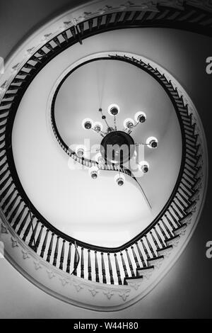 Blick auf eine Schöne freitragende Wendeltreppe mit einem chandlier innerhalb der historischen Alabama State Capitol Building in Montgomery, AL, USA, in Schwarz Stockfoto