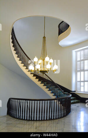 Wunderschöne Wendeltreppe mit einem Kronleuchter im Alabama State Capitol Gebäude in Montgomery, AL, USA, Stockfoto