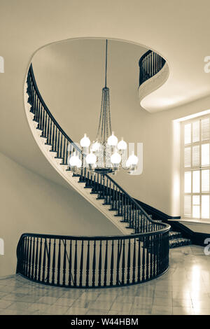 Blick auf eine Schöne freitragende Wendeltreppe mit einem Kronleuchter innerhalb der historischen Alabama State Capitol Building in Montgomery, AL, USA Stockfoto