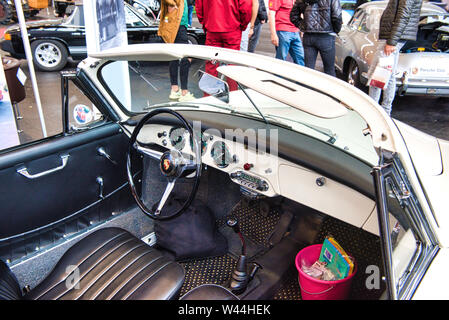 FRIEDRICHSHAFEN - Mai 2019: schwarze Lederausstattung von PORSCHE 356 1948 Cabrio Motorworld Klassiker am Bodensee am 11. Mai 2019 in Friedrichshafen, Germ Stockfoto