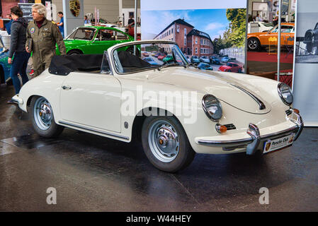 FRIEDRICHSHAFEN - Mai 2019: weißen Porsche 356 1948 Cabrio Motorworld Klassiker am Bodensee am 11. Mai 2019 in Friedrichshafen. Stockfoto