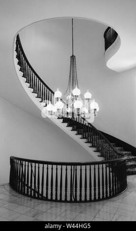 Blick auf eine Schöne freitragende Wendeltreppe mit einem chandlier innerhalb der historischen Alabama State Capitol Building in Montgomery, AL, USA, in Schwarz Stockfoto