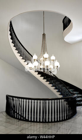 Blick auf eine Schöne freitragende Wendeltreppe mit einem chandlier innerhalb der historischen Alabama State Capitol Building in Montgomery, AL, USA Stockfoto